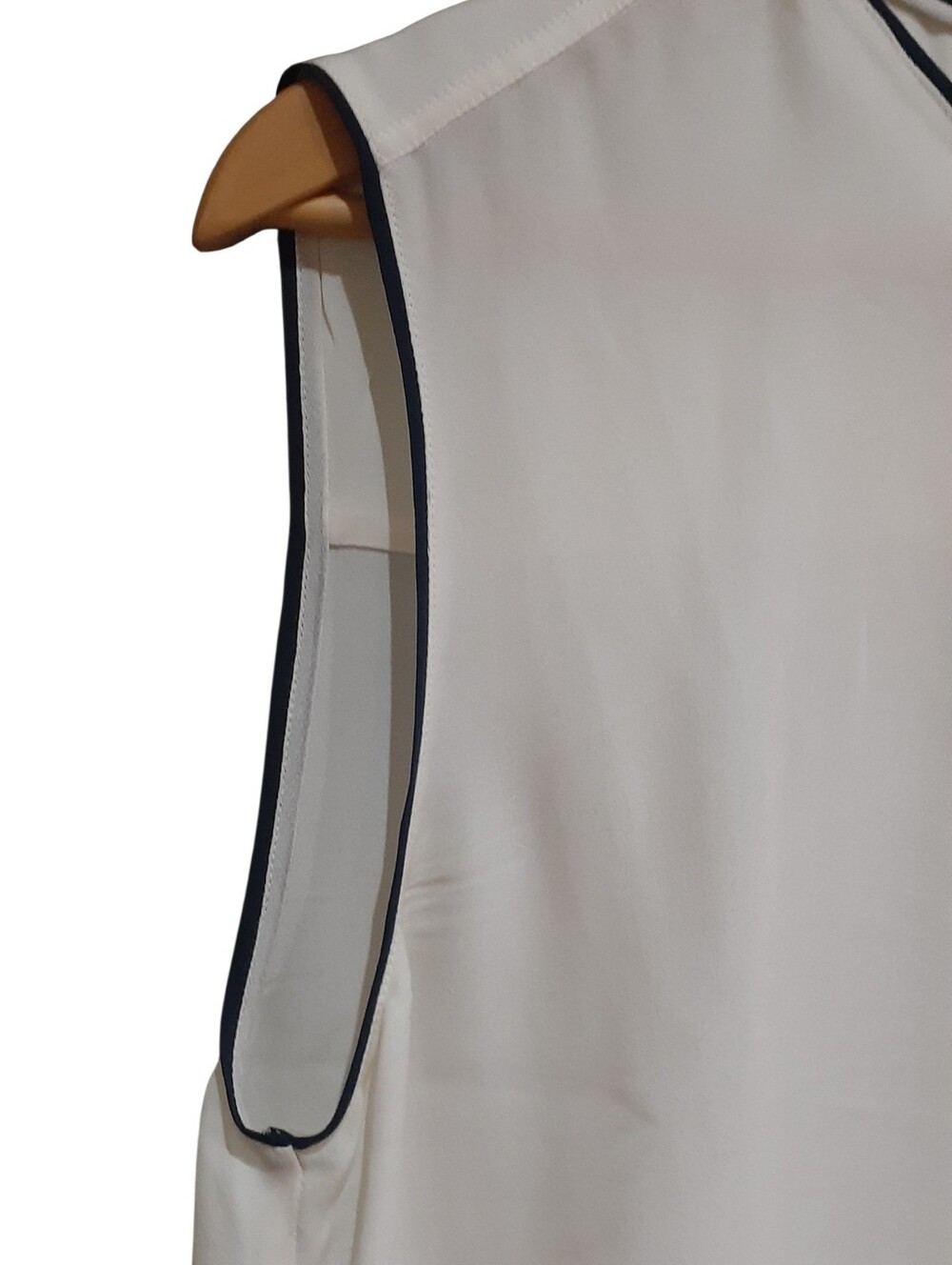 Vince Off White Sleeveless Button Front Silk Blouse with Black Piping Size XL - Picture 5 of 8